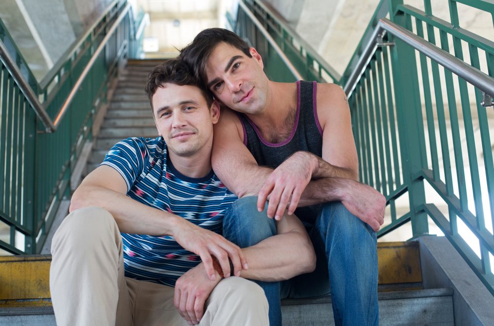 Kuva elokuvasta, James Franco ja Zachary Quinto istuvat talon portailla nojaten toisiinsa
