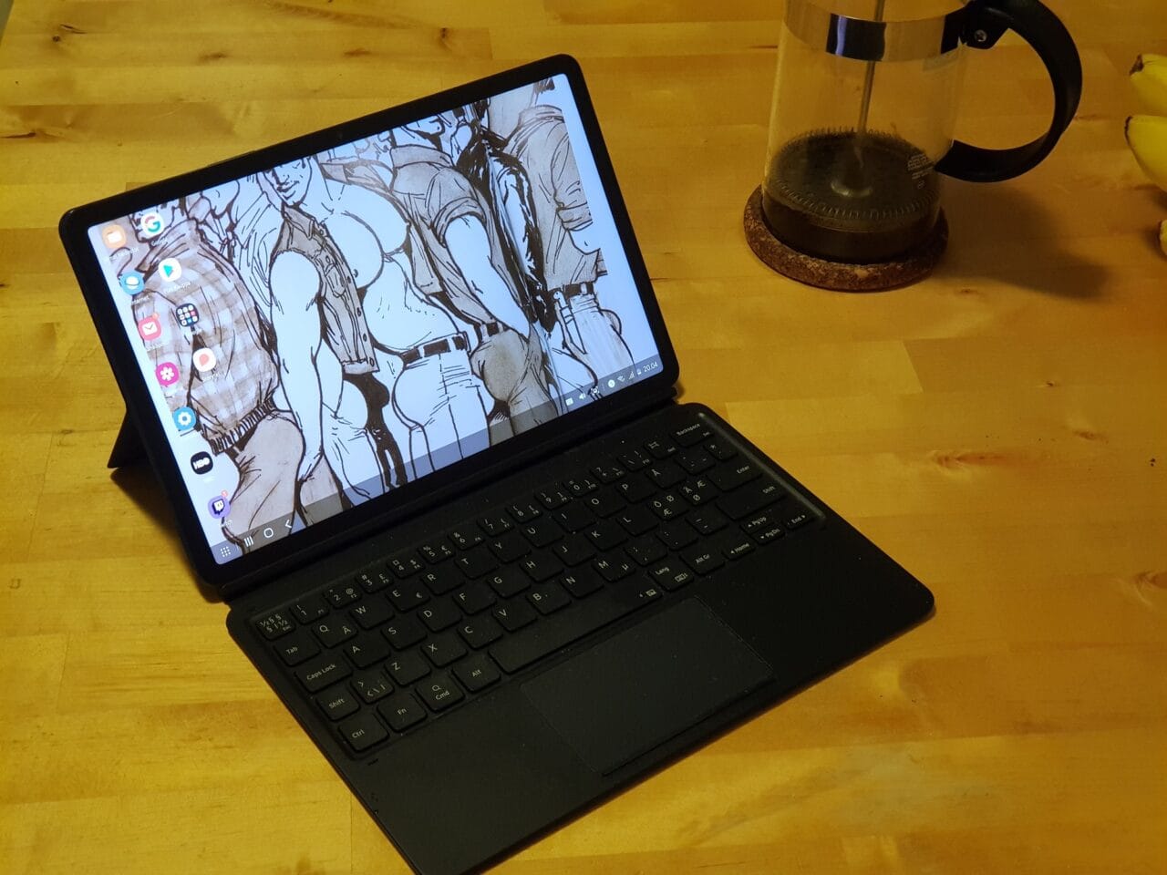 Samsung Galaxy Tab S7 -tablettitietokone näppäimistökuorella varustettuna auki työpöydällä