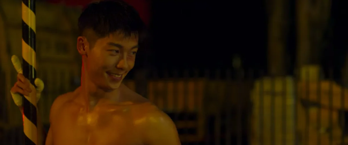 Greg Hsu Wu Ming-hanina elokuvassa Marry my dead body alasti, vain ylävartalo näkyvissä kasvoilla viettelevä hymy.