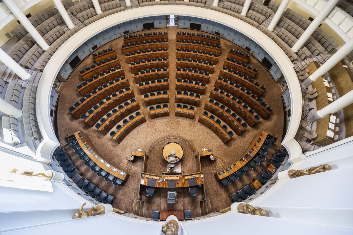 Eduskunnan täysistuntosali. Eduskuntatalon pyöreä sali, jossa täysistunnot pidetään.